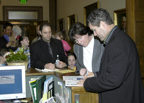 Edgar signing autographs 2005