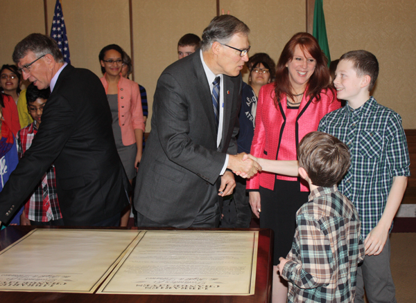 Kim watches as boy shakes Gov. Inslee's hand