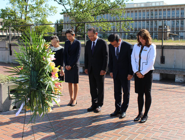 South Korean dignitaries lay a wreath at the Korean War Memorial.