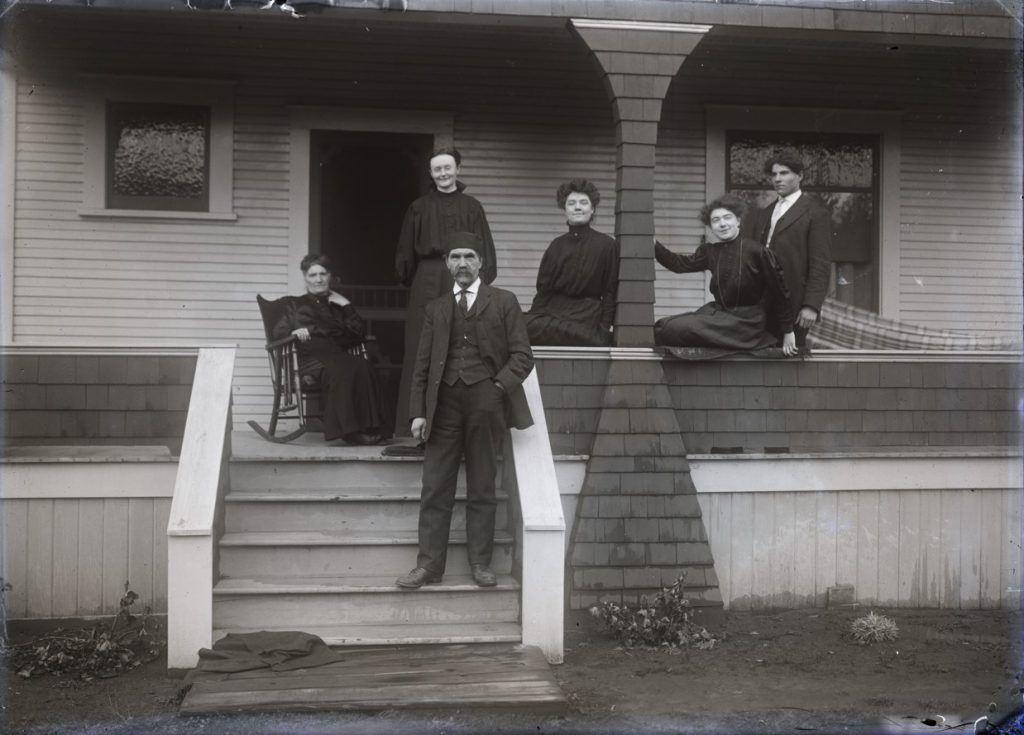 Portland residents on porch circa 1905 (Courtesy of the Oregon Historical Society)