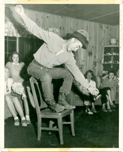 Tom Whited sings "Strawberry Roan" to guests at his dude ranch in Kittitas County. Roslyn Heritage Collection.